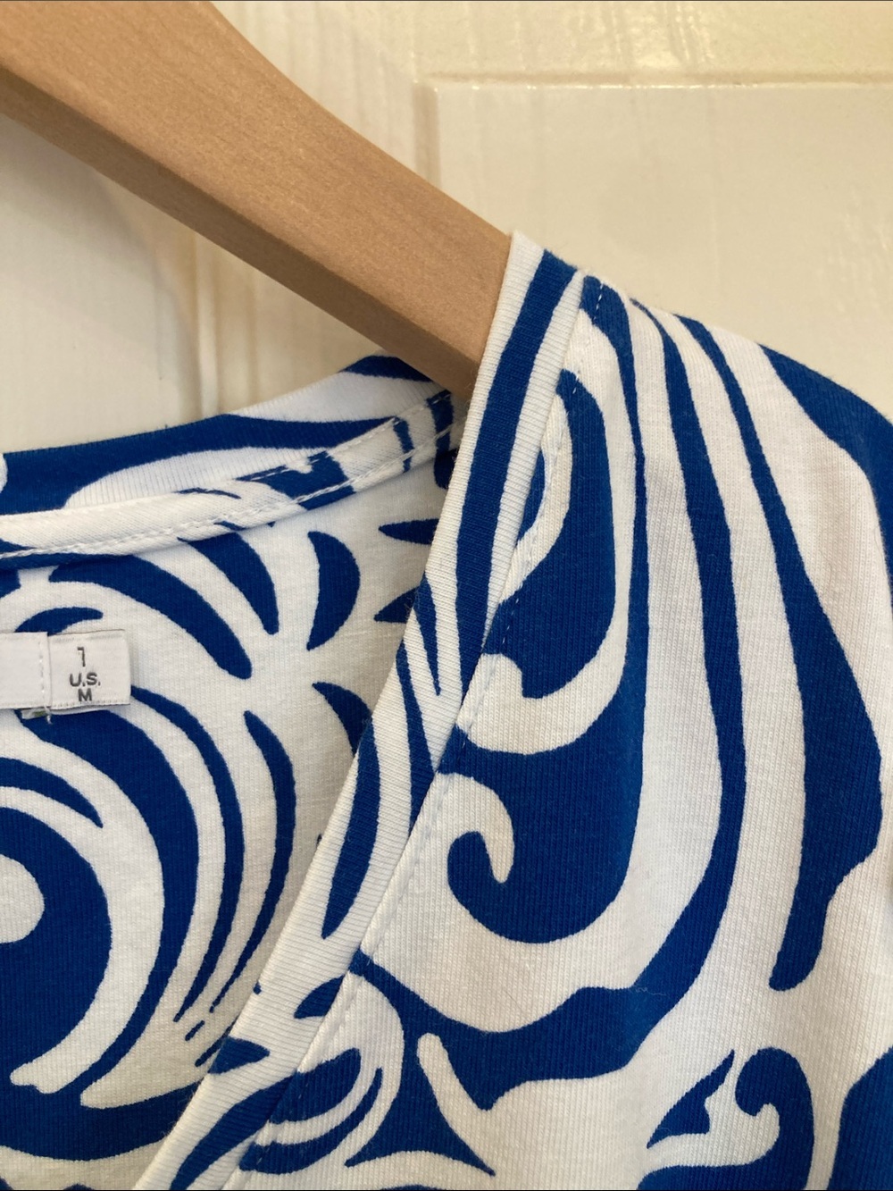 Chico’s Blue & White Swirl Print V-Neck Blouse | Women’s Abstract Print Top | Ca - Picture 7 of 8